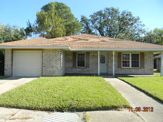 7651 Sandy Cove Dr, New Orleans, LA 70128 