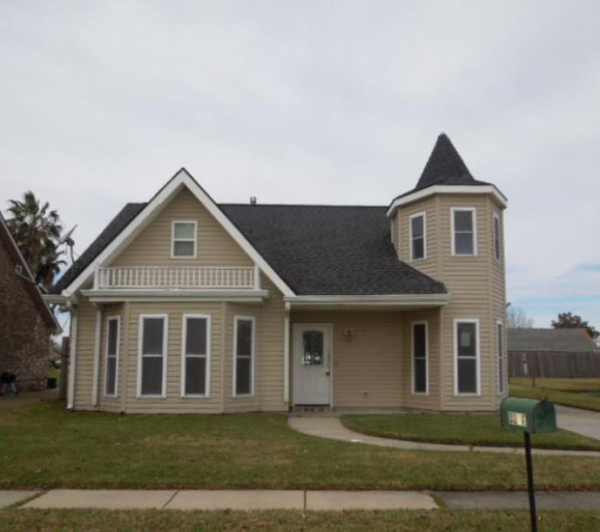 3304 Lakewood Dr, Violet, LA 70092 