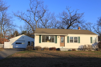 49 Oakwood St, Chicopee, MA 01020 