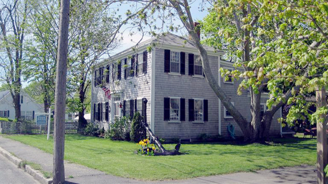33 Pine Ave, Hyannis, MA 02601 