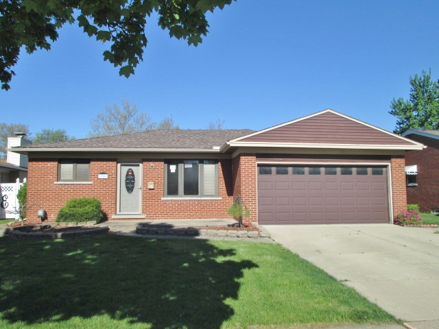 29565 Pinto Dr, Warren, MI 48093 