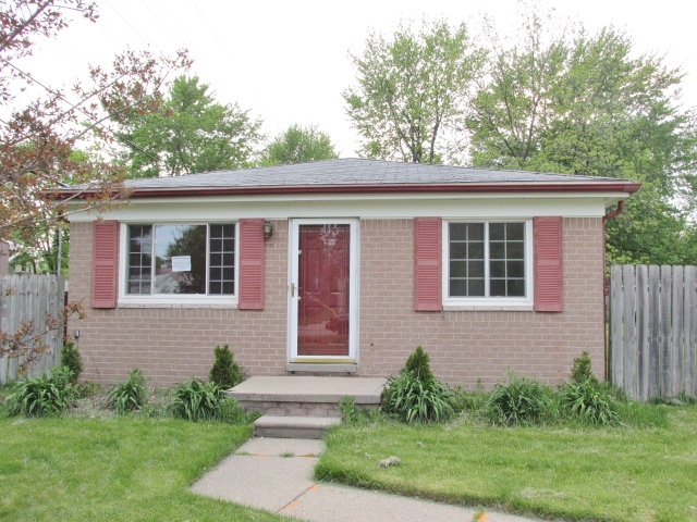 32051 Solon St, Roseville, MI 48066 