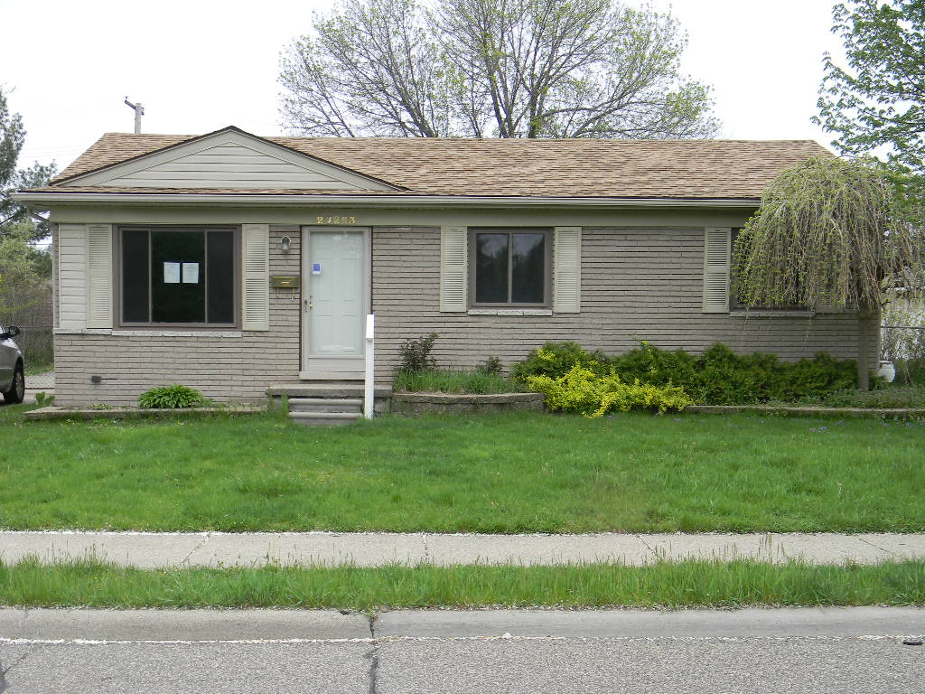 27283 Groveland St, Roseville, MI 48066 