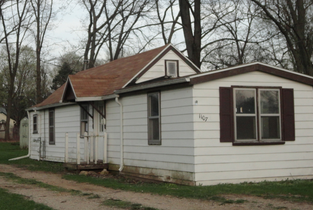 1107 Edwards St, Niles, MI 49120 