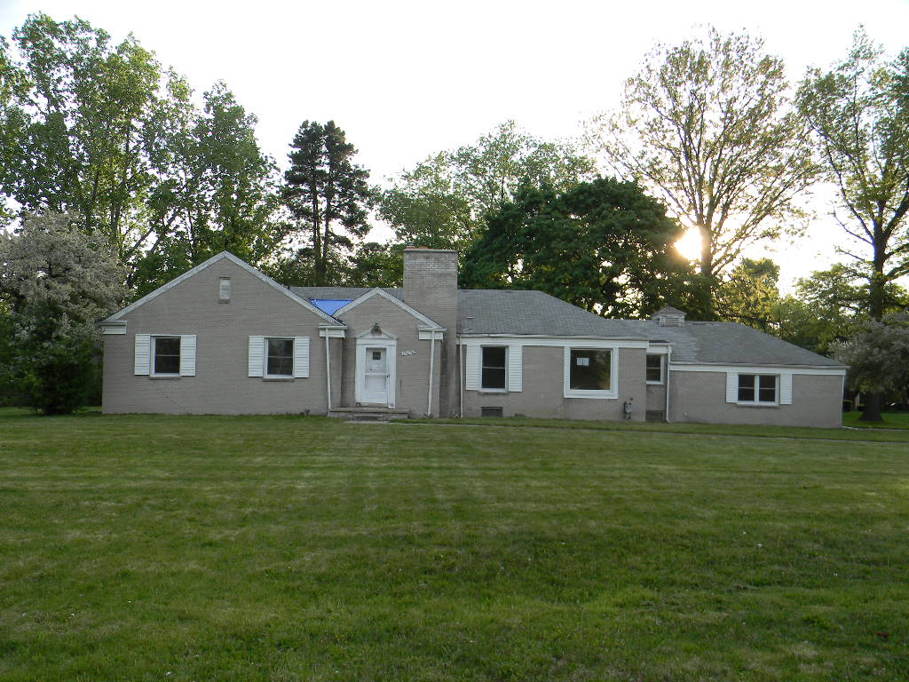 27220 Rainbow Dr, Lathrup Village, MI 48076 