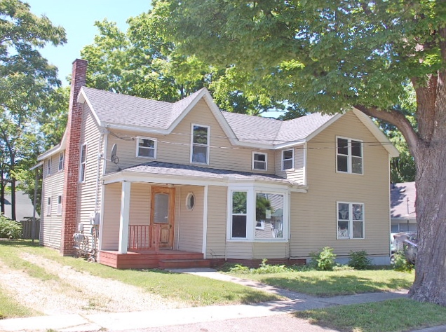 104 Pine St, Fenton, MI 48430 