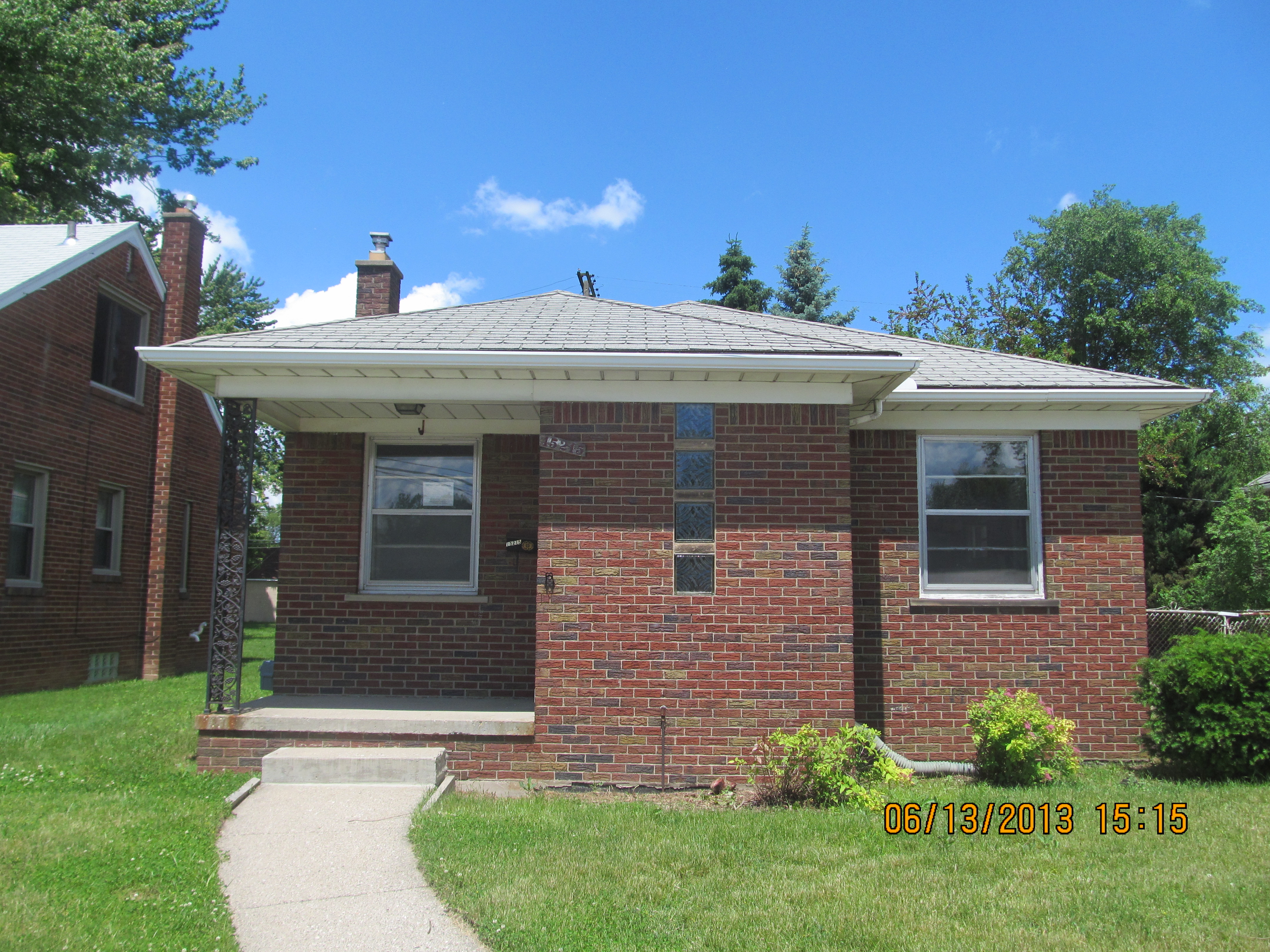 15215 Couzens Ave, Eastpointe, MI 48021 