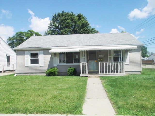 26500 Ridgemont St, Roseville, MI 48066 
