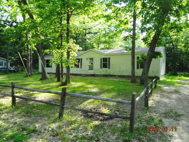 8907 Paw Paw Trl, Howard City, MI 49329 