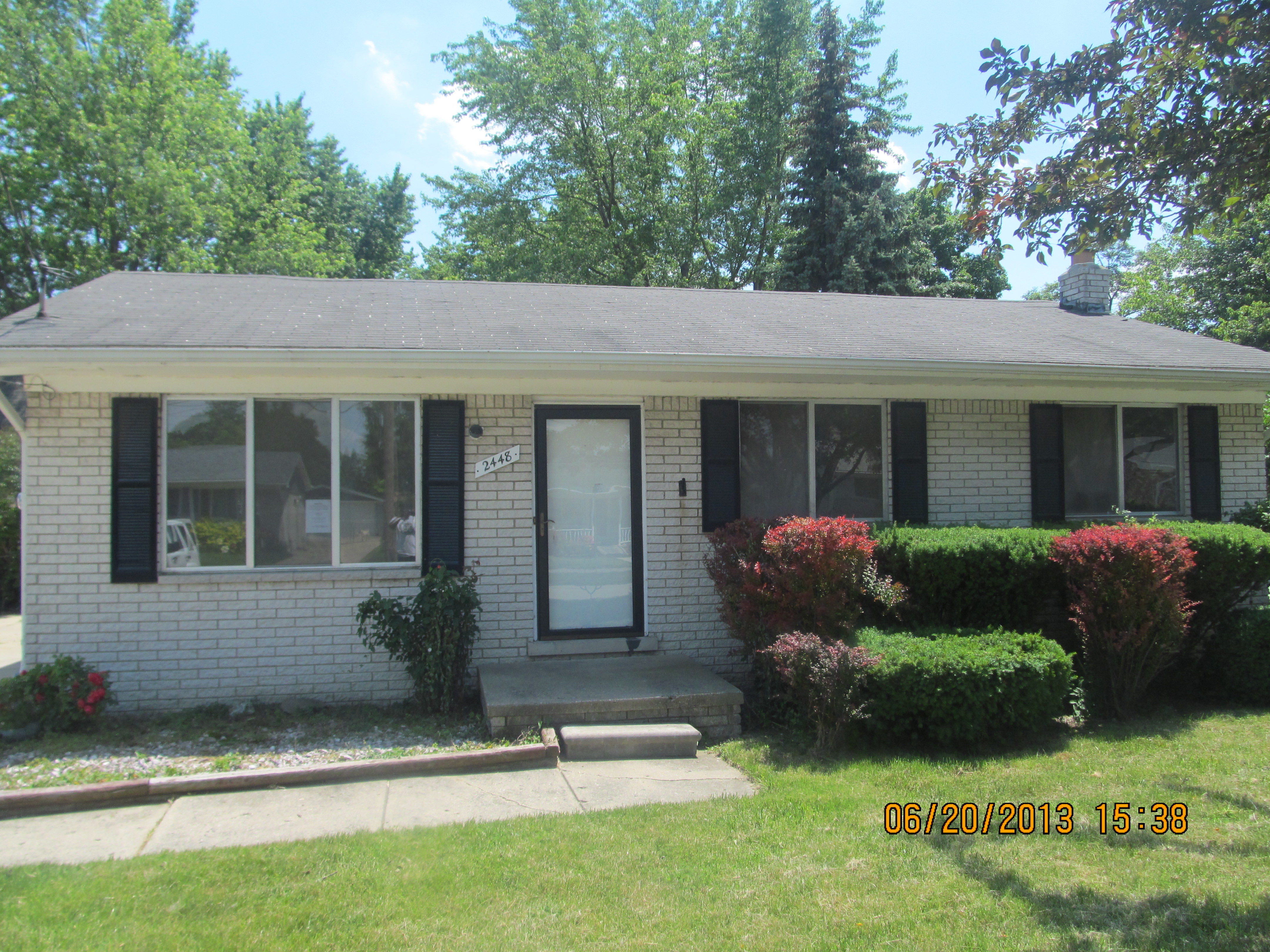 2448 Oakcrest Rd, Sterling Heights, MI 48310 