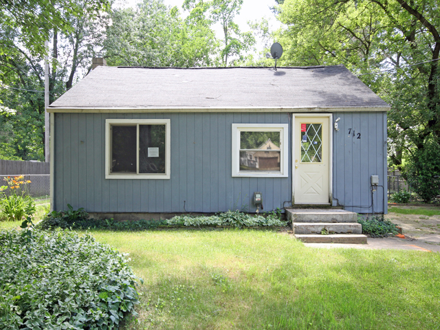 712 Lagrave St S, Paw Paw, MI 49079 