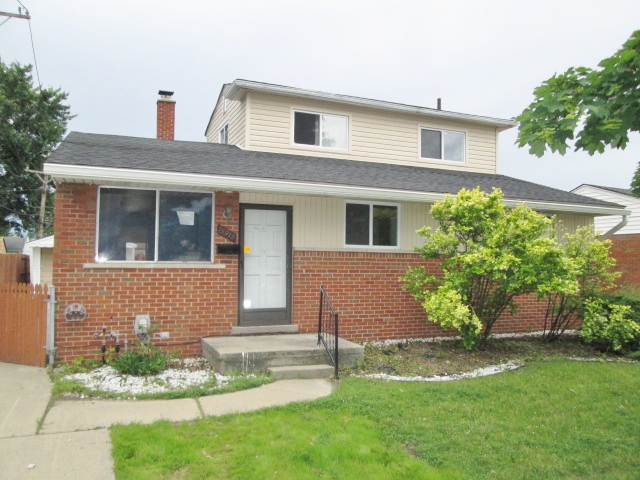 15918 E 13 Mile Rd, Roseville, MI 48066 