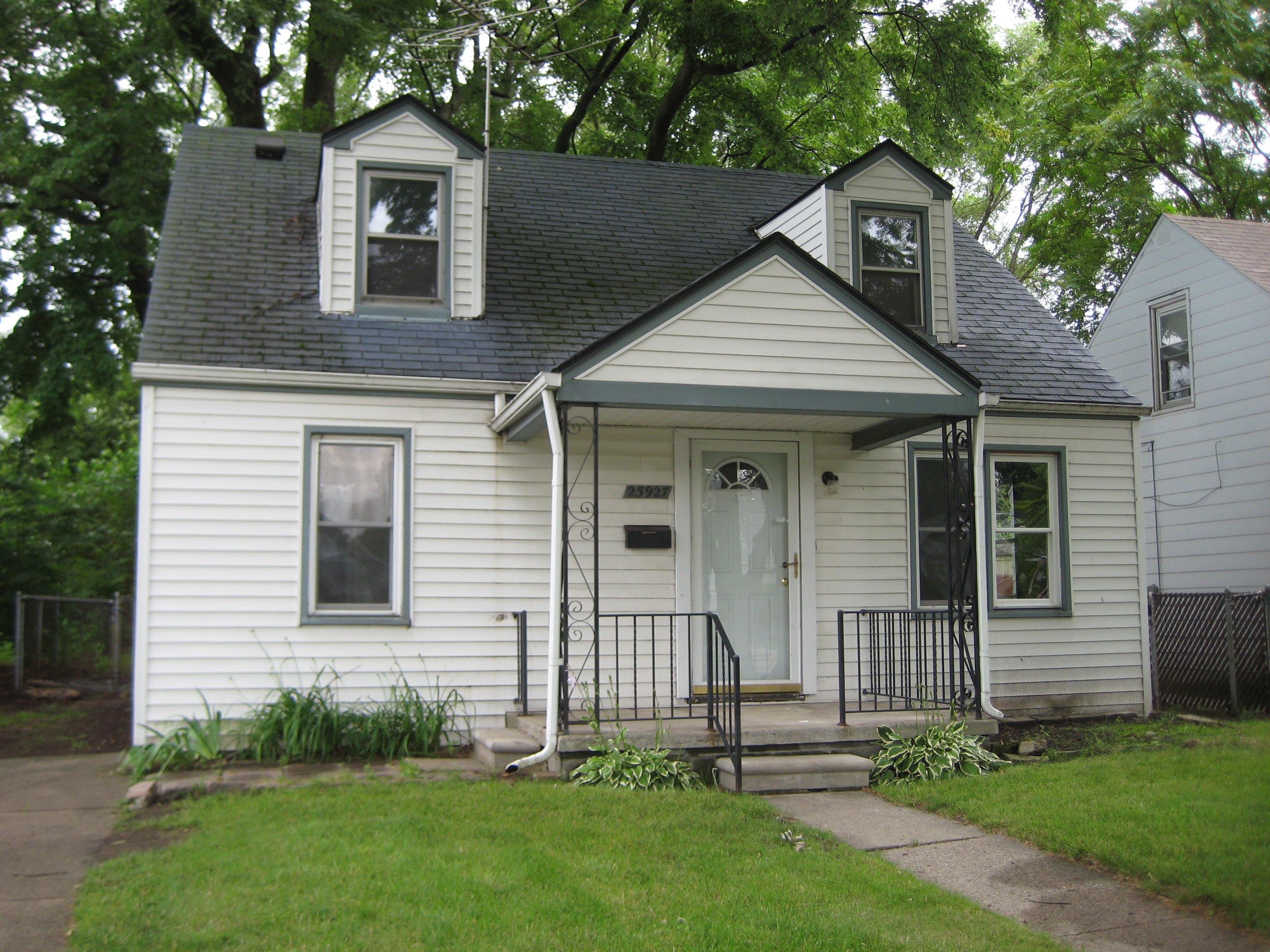 25927 Currier St, Dearborn Heights, MI 48125 