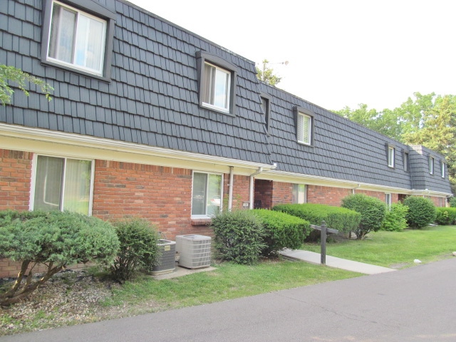 1852 Colonial Village Way #135, Waterford, MI 48328 