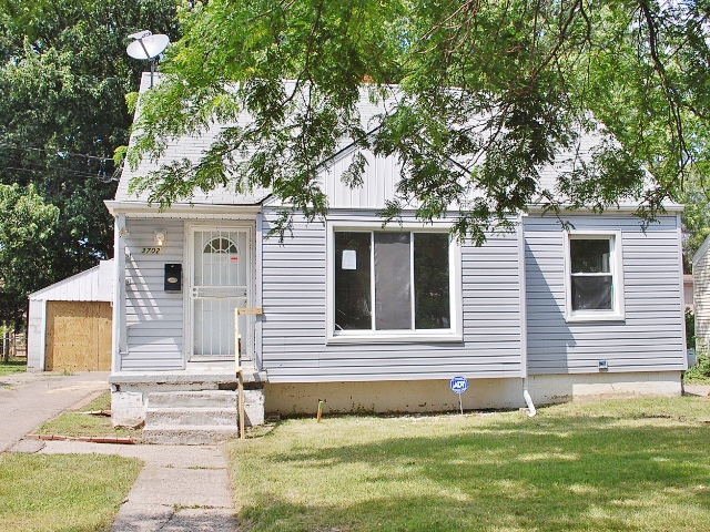 3702 W Court St, Flint, MI 48532 