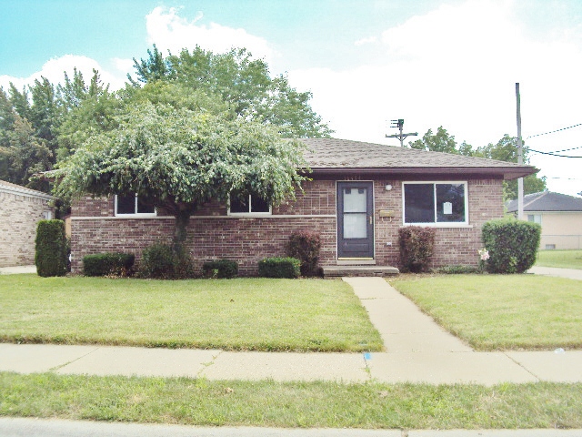 16974 Wilson Ave, Eastpointe, MI 48021 