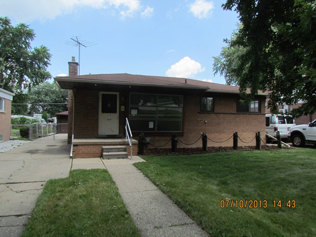 22521 Euclid St, Saint Clair Shores, MI 48082 