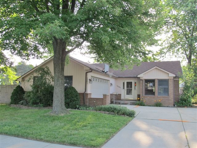 1501 Kenwood St, Trenton, MI 48183 