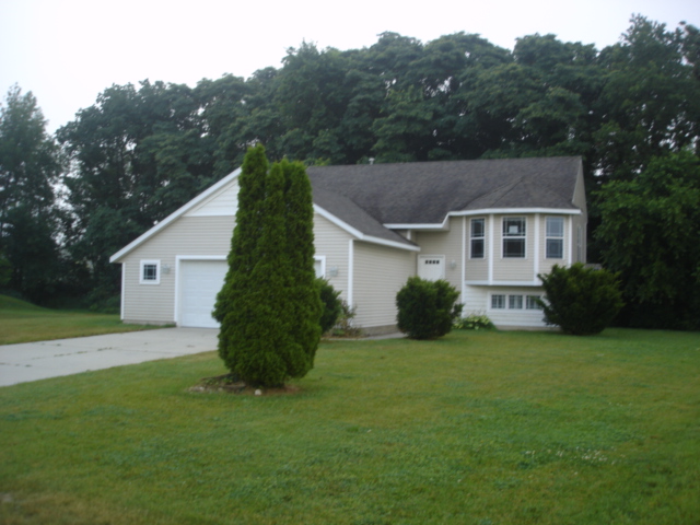 2016 Bennigan Ln, Zeeland, MI 49464 