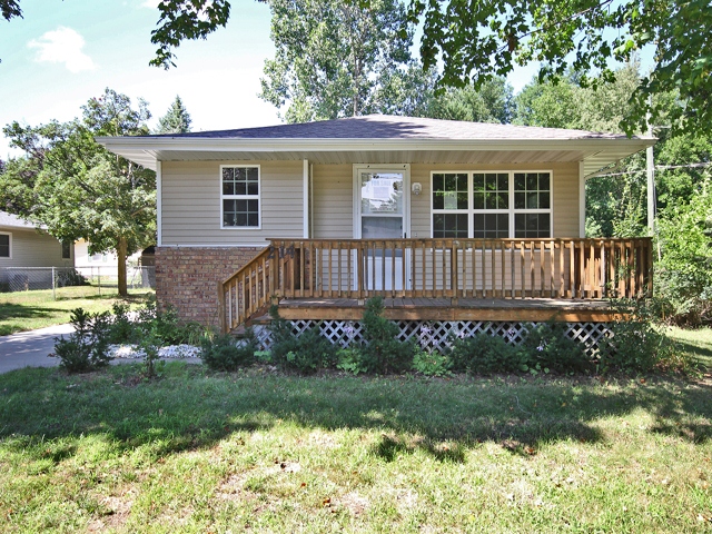214 W Willard St, Paw Paw, MI 49079 