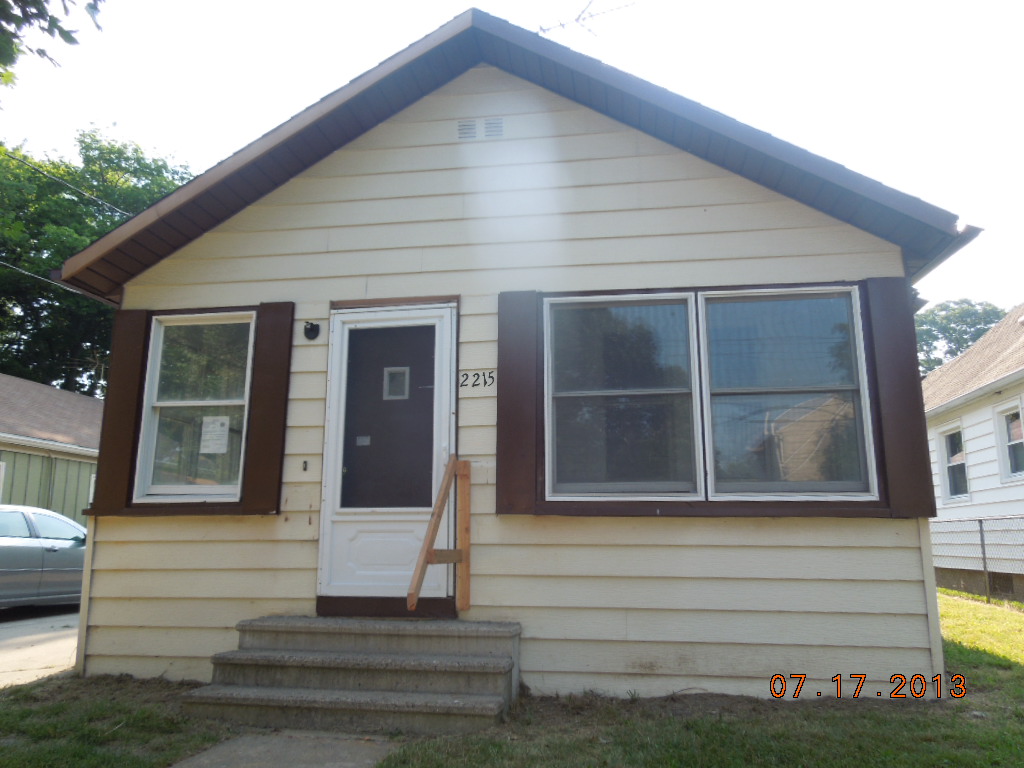 2215 Stirling Ave, Lansing, MI 48910 