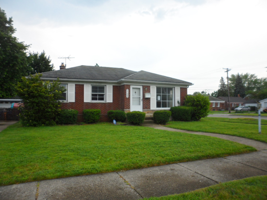 17006 Juliana Ave, Eastpointe, MI 48021 