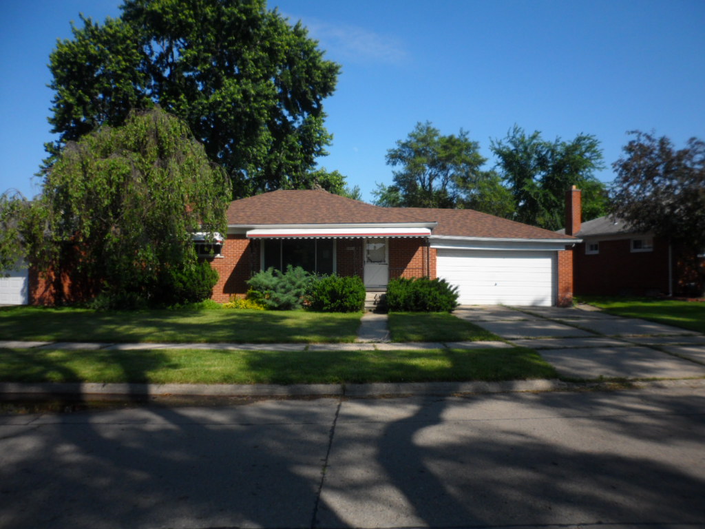 24914 Marine Ave, Eastpointe, MI 48021 