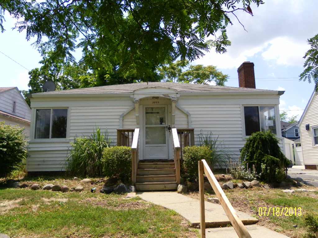 3205 Norwood Dr, Flint, MI 48503 