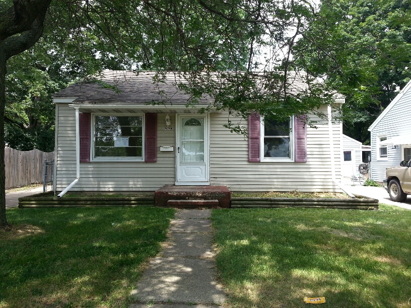 821 E Cavanaugh Rd, Lansing, MI 48910 