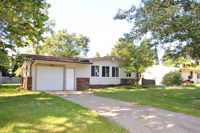1295 Bayshore Dr, Haslett, MI 48840 