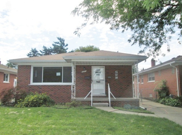 18244 Curtain Ave, Eastpointe, MI 48021 