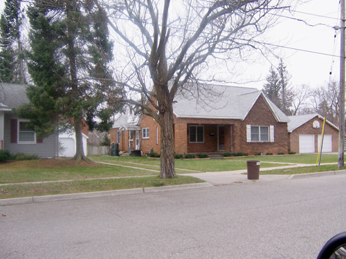 211 W WHEATON AVE, Clare, MI 48617 
