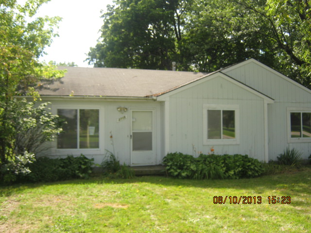 2715 Watkins Lake Rd, Waterford, MI 48328 