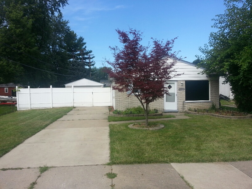 9160 Rosella St, Taylor, MI 48180 