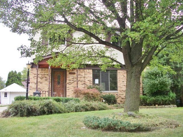 2190 Anita Ave, Grosse Pointe Woods, MI 48236 