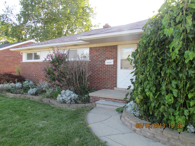 25625 Collingwood St, Roseville, MI 48066 