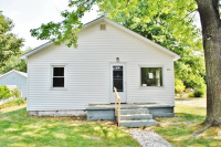 630 Cunningham St, Clare, MI 48617 