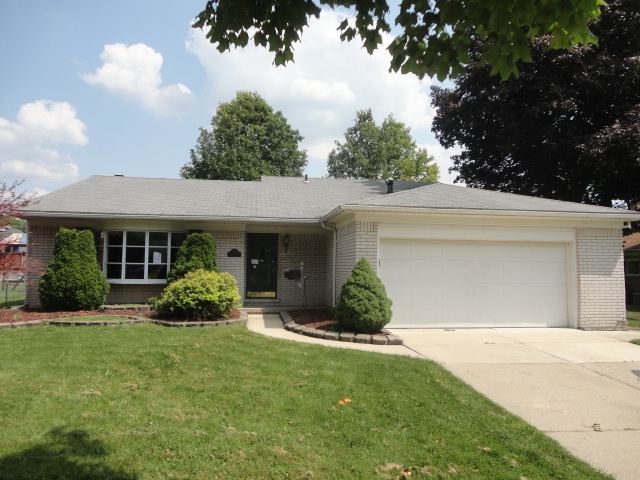 16592 Country Club Dr, Livonia, MI 48154 