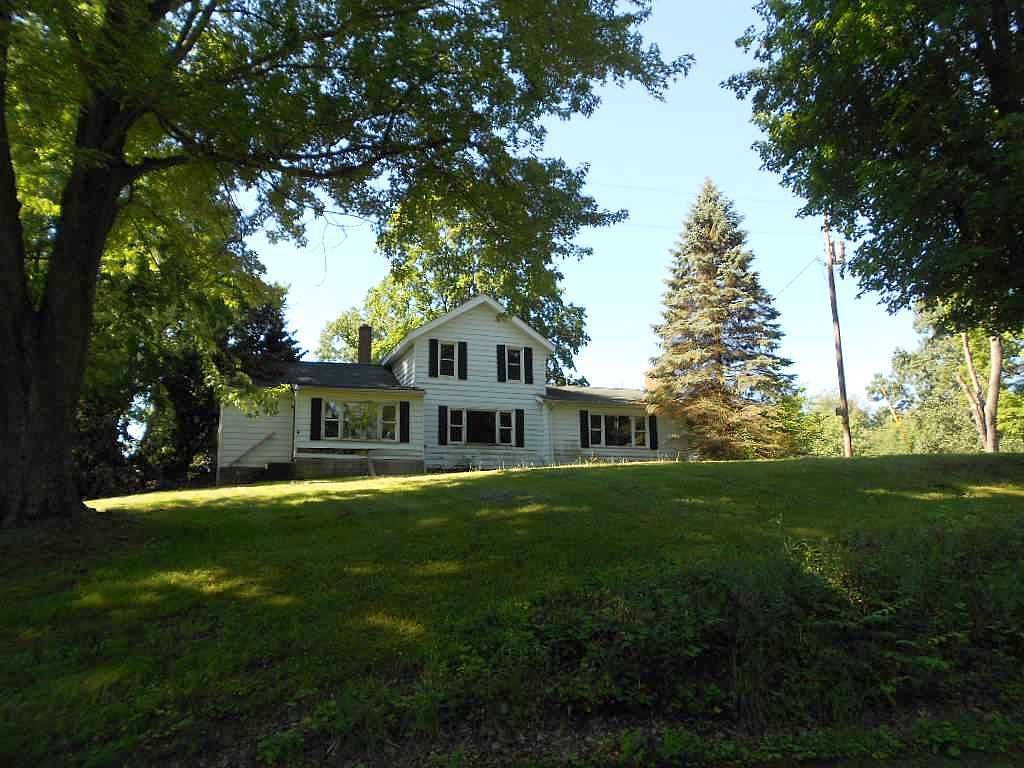 Born St, Three Rivers, MI 49093 