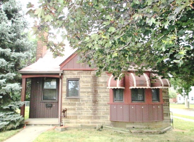 906 Pinecrest Dr, Ferndale, MI 48220 