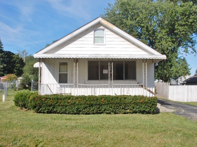 1586 Houran St, Flint, MI 48532 