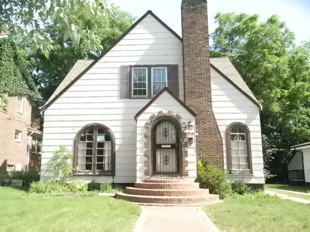 32 East Iroquois Rd, Pontiac, MI 48341 