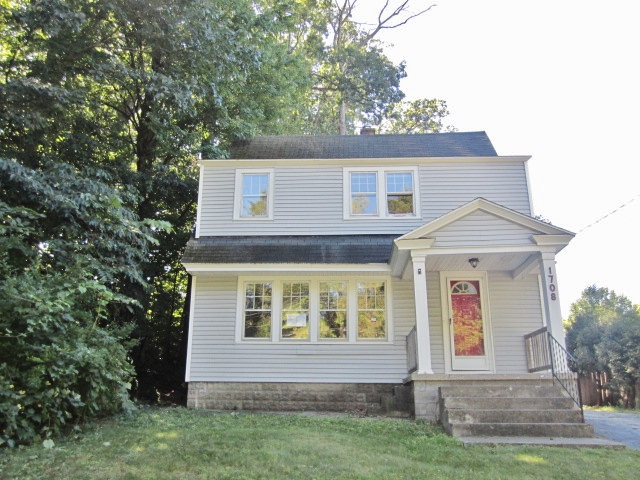 1708 Walker Ave NW, Grand Rapids, MI 49504 