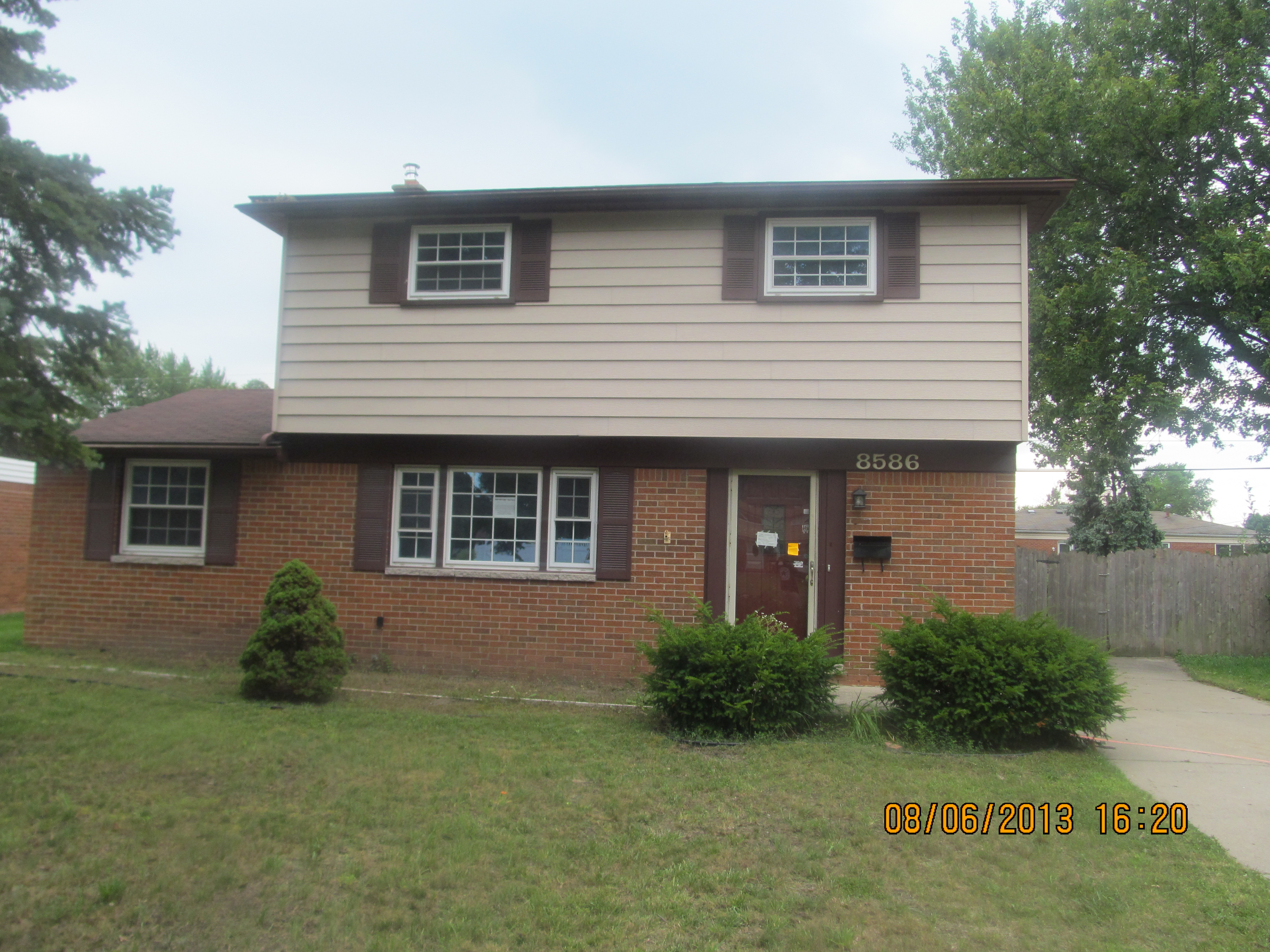 8586 Cherrylawn Dr, Sterling Heights, MI 48313 