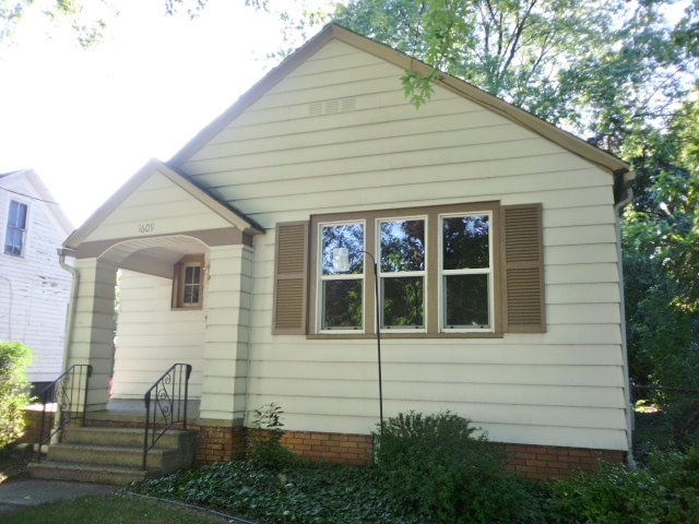 1609 N Clinton St, Saginaw, MI 48602 