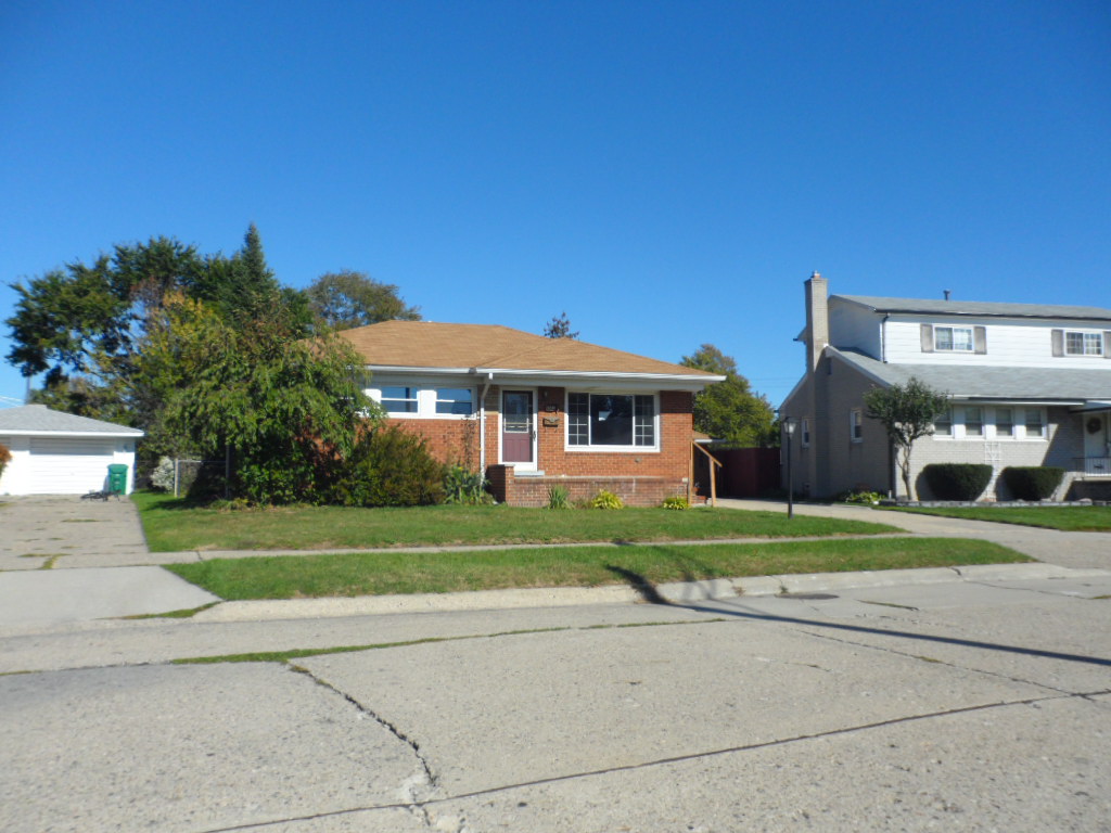 24840 Adlai Ave, Eastpointe, MI 48021 