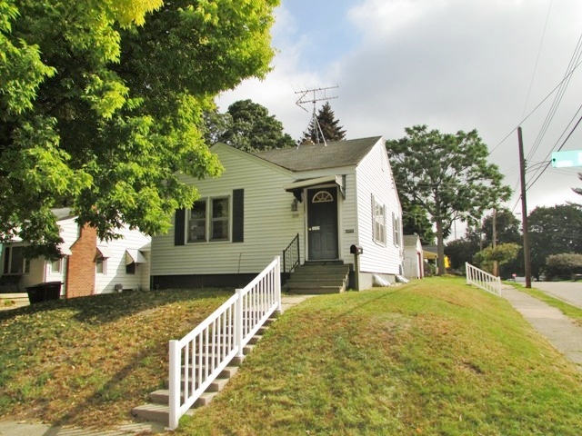 2019 Donora St, Lansing, MI 48910 