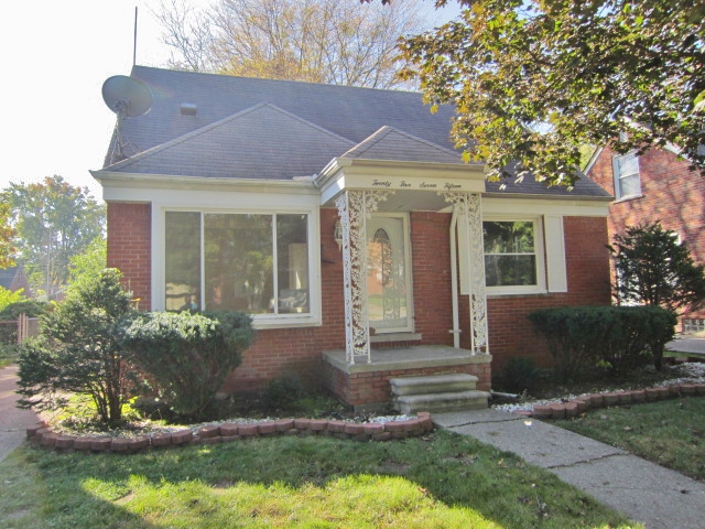 25715 Orchard Dr, Dearborn Heights, MI 48125 