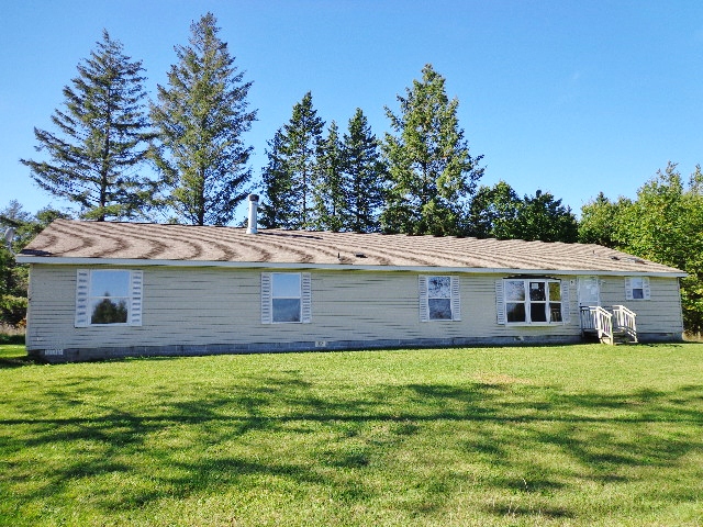 8254 E 104th St, Howard City, MI 49329 