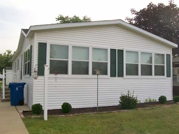 36 Menlo Park, Belleville, MI 48111 